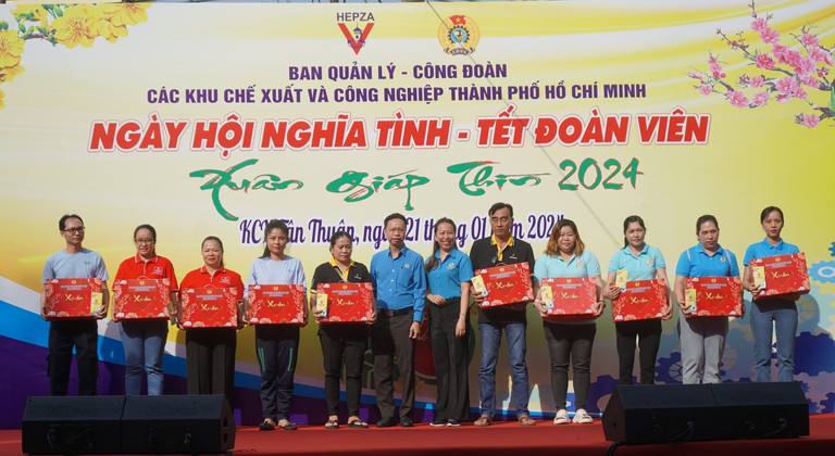 Công nhân tham dự Tết đoàn viên và nhận quà do Ban Quản lý các khu chế xuất-khu công nghiệp TP.HCM tổ chức Công nhân tham dự Tết đoàn viên và nhận quà do Ban Quản lý các khu chế xuất-khu công nghiệp TP.HCM tổ chức