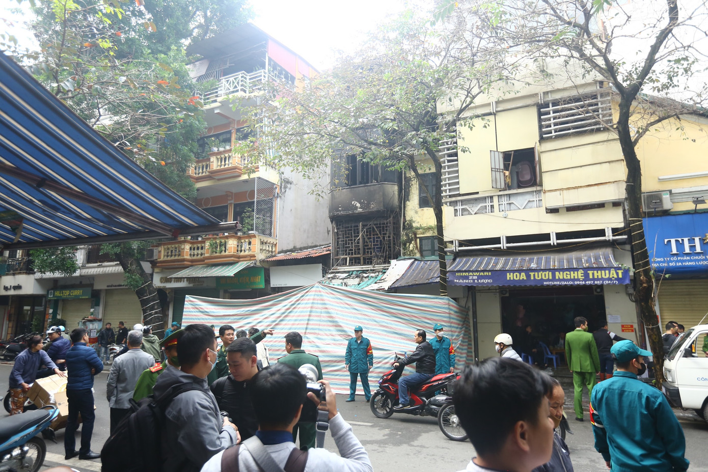 Nhiều người có mặt tại hiện trường.