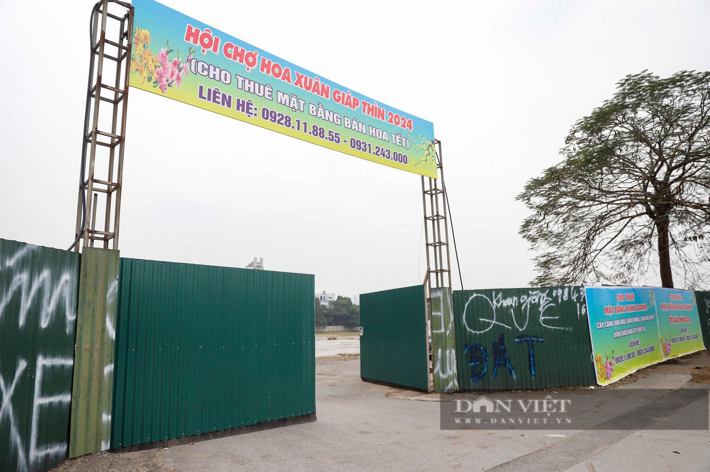 Tại cổng mặt đường Đỗ Mười tiếp giáp với Vành đai 3, khu đất này đang được treo biển quảng cáo cho thuê mặt bằng phục vụ chợ hoa xuân Giáp Thìn 2024.