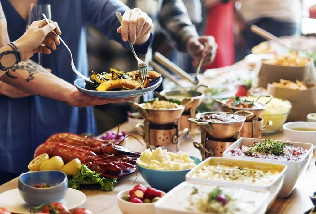 Văn hóa buffet du nhập vào Việt Nam từ lâu nhưng đến nay vẫn còn nhiều chuyện dở khóc dở cười (Ảnh minh họa).