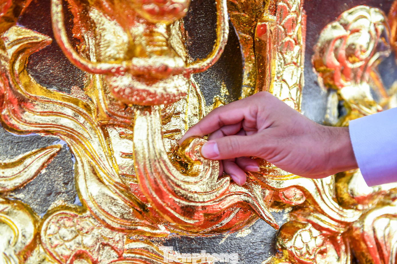 Chậu hoa làm hoàn toàn bằng thủ công, nặng hơn 1 tấn. Chậu hoa làm hoàn toàn bằng thủ công, nặng hơn 1 tấn.