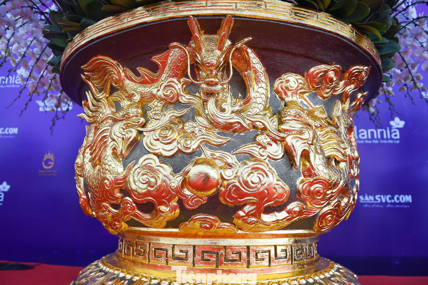 Điểm nhấn của tác phẩm là phần chậu lan tạo hình từ 9 con rồng đang uốn lượn, tranh một viên ngọc. Điểm nhấn của tác phẩm là phần chậu lan tạo hình từ 9 con rồng đang uốn lượn, tranh một viên ngọc.