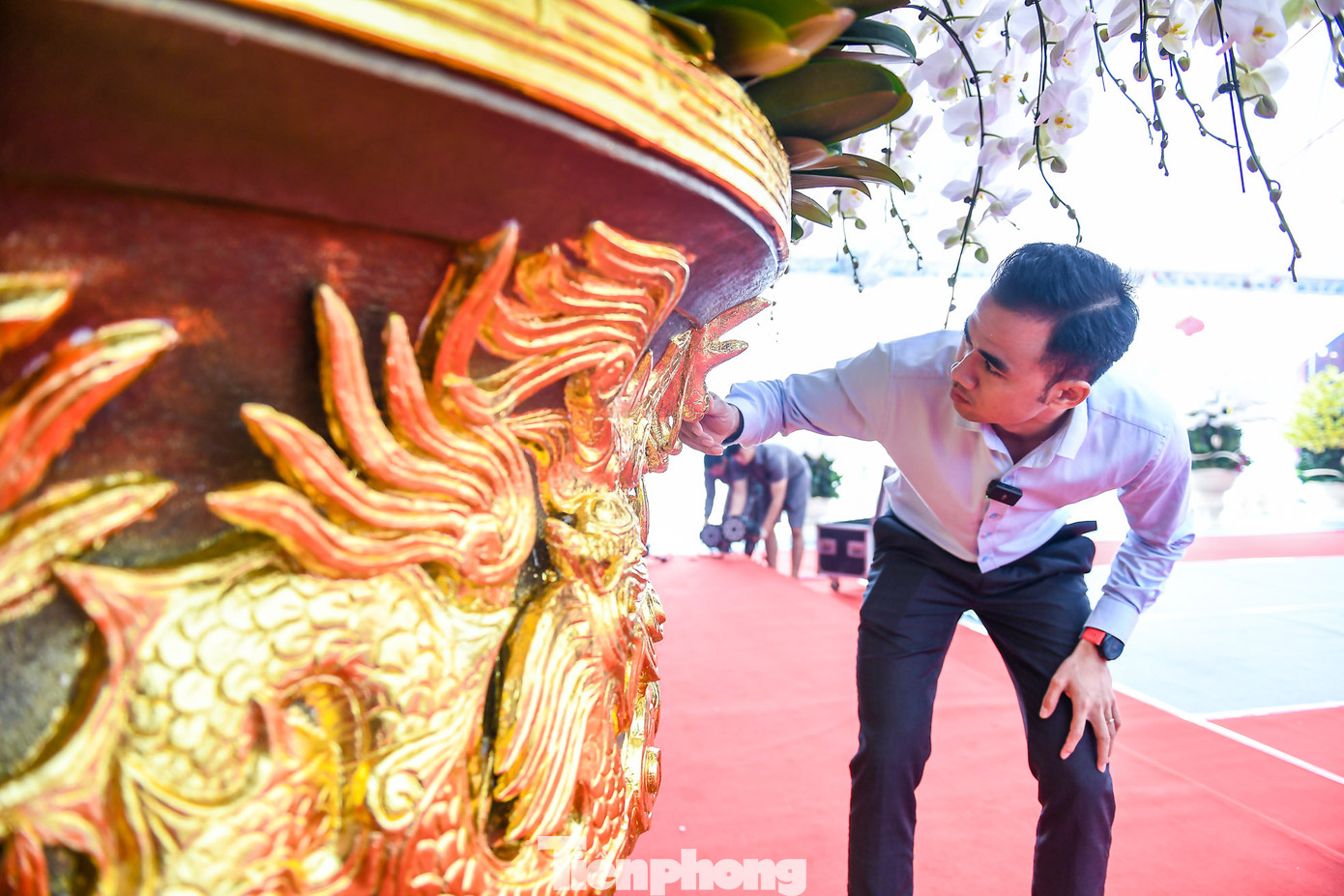 Chủ sở hữu tác phẩm chia sẻ, riêng phần chậu được nghệ nhân người Thái Bình chế tác, dát vàng trong vòng ba tháng. Chủ sở hữu tác phẩm chia sẻ, riêng phần chậu được nghệ nhân người Thái Bình chế tác, dát vàng trong vòng ba tháng.