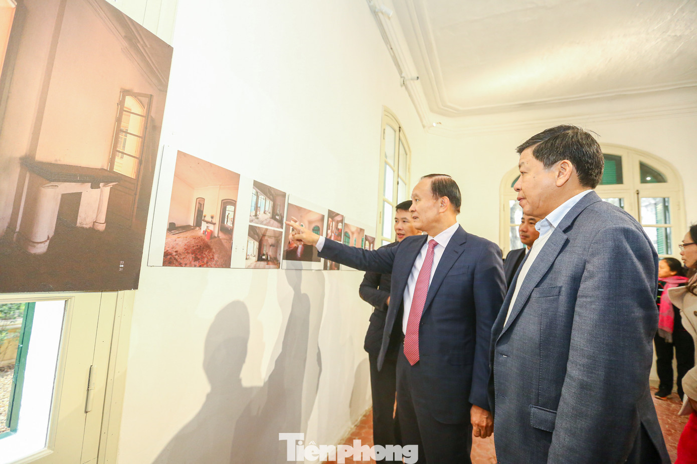 Các đại biểu tham quan không gian trưng bày giới thiệu quá trình trùng tu biệt thự 49 Trần Hưng Đạo.