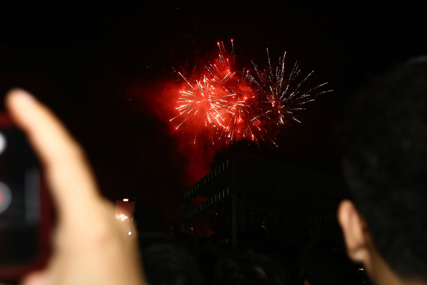 Pháo hoa rực cháy bầu trời đón năm mới.