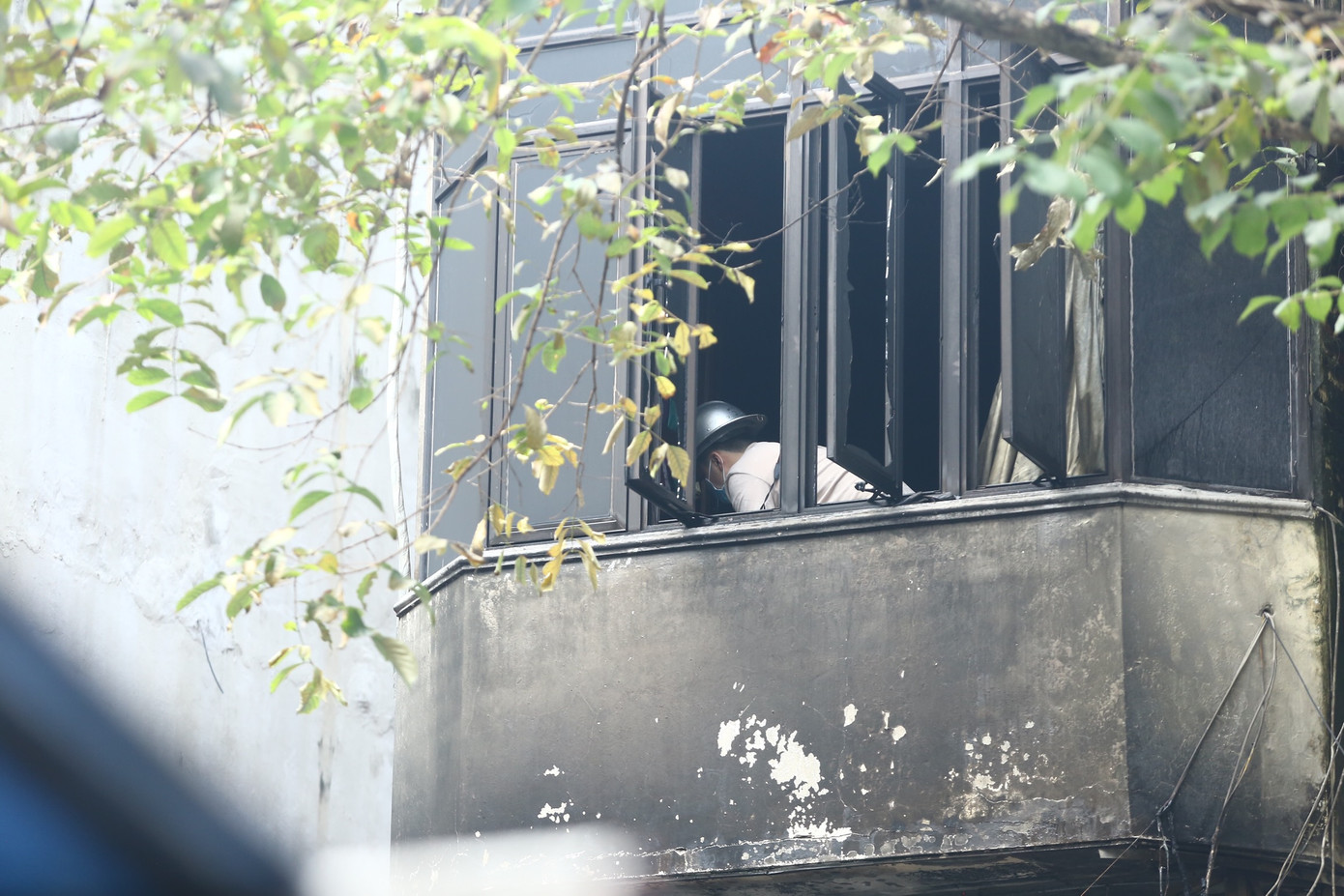 Theo lực lượng chức năng cho biết, sau khi nhận tin báo cháy, đơn vị đã điều động 3 đơn vị, 7 xe chữa cháy, xe chuyên dụng, xe chở phương tiện cùng CBCS đến hiện trường tổ chức chữa cháy và cứu nạn, cứu hộ.