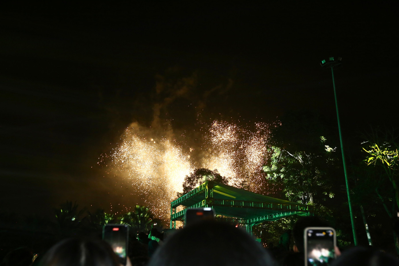 Màn pháo hoa chào mừng năm mới kéo dài khoảng 5 phút.