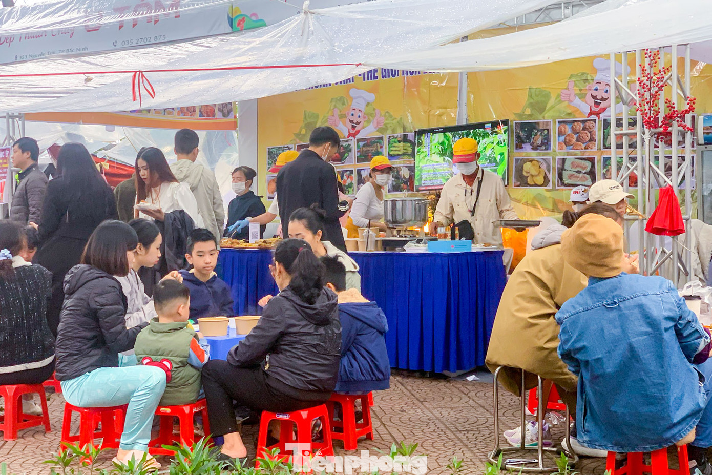 Người dân và du khách thưởng thức các món ăn ngay tại lễ hội.