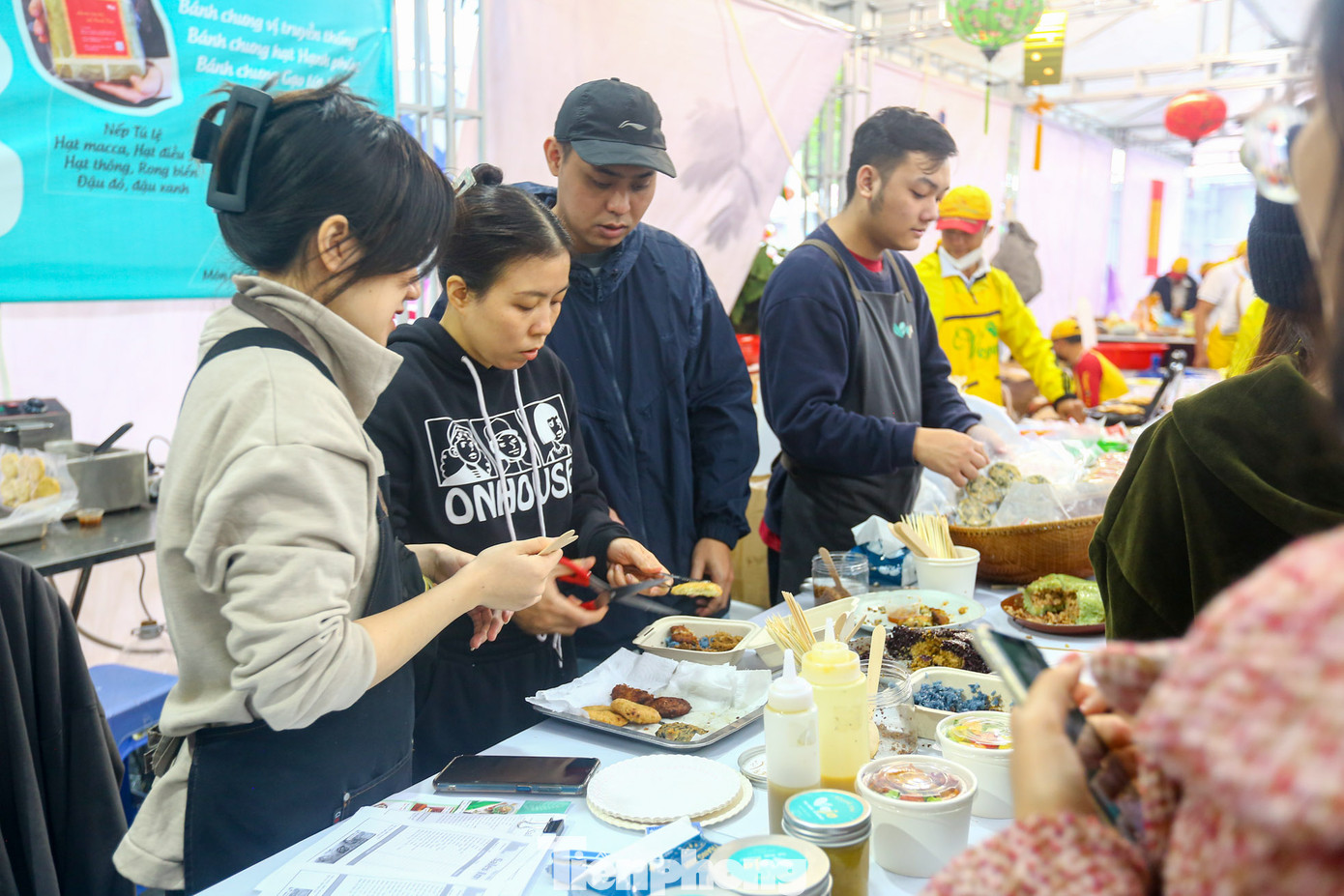 Những món ăn tại lễ hội được làm từ nguyên liệu chính là các loại rau, củ, quả.
