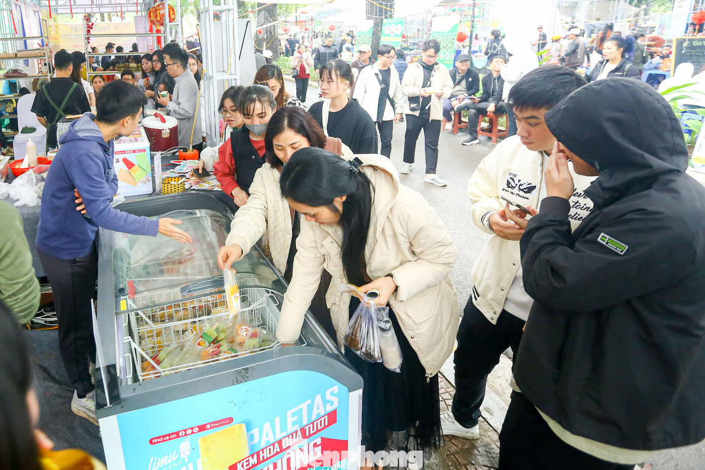 Gian hàng kem bán không xuể với các vị chay độc đáo.