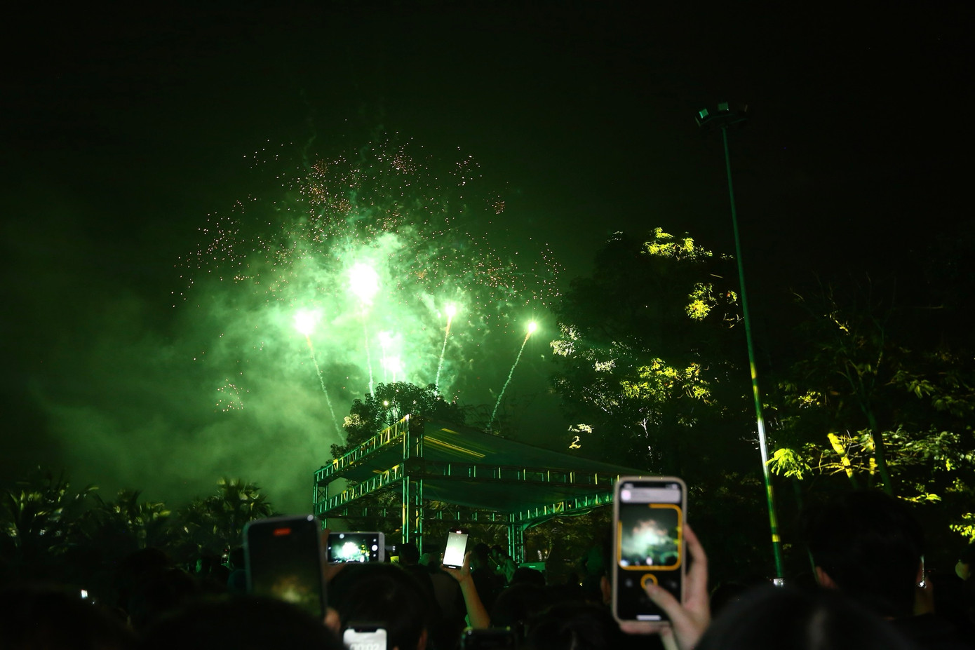 Người dân và du khách thích thú với màn pháo hoa này.