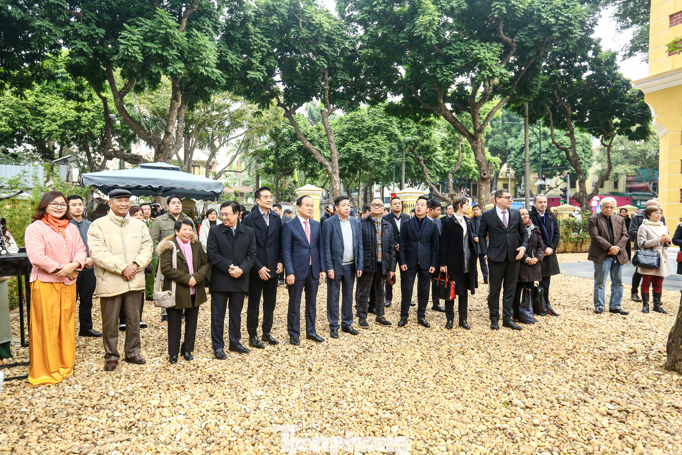 Các đại biểu dự lễ khai mạc trưng bày giới thiệu quá trình trùng tu biệt thự 49 Trần Hưng Đạo - 46 Hàng Bài.