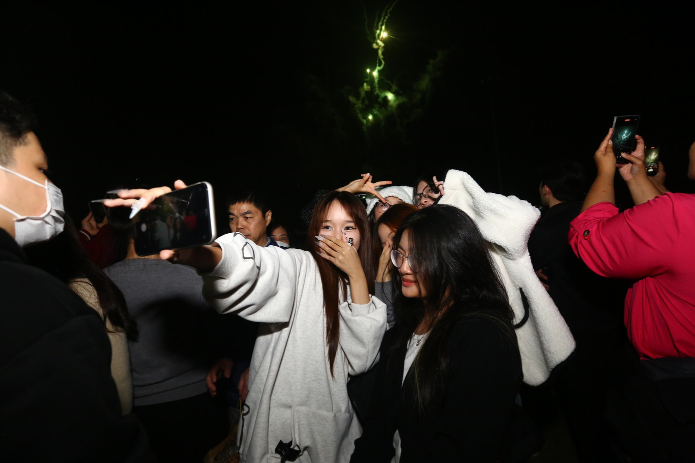 Nhóm bạn trẻ check-in với màn pháo hoa.