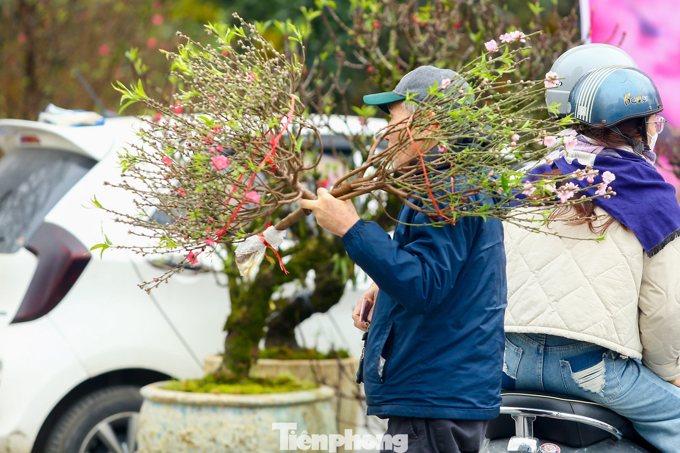 "Rằm tháng Chạp nào tôi cũng mua đào về cắm, một cành nho nhỏ đủ nụ đủ hoa để thắp hương khoảng 80.000 đồng", chị Hương (Đống Đa, Hà Nội) chia sẻ.