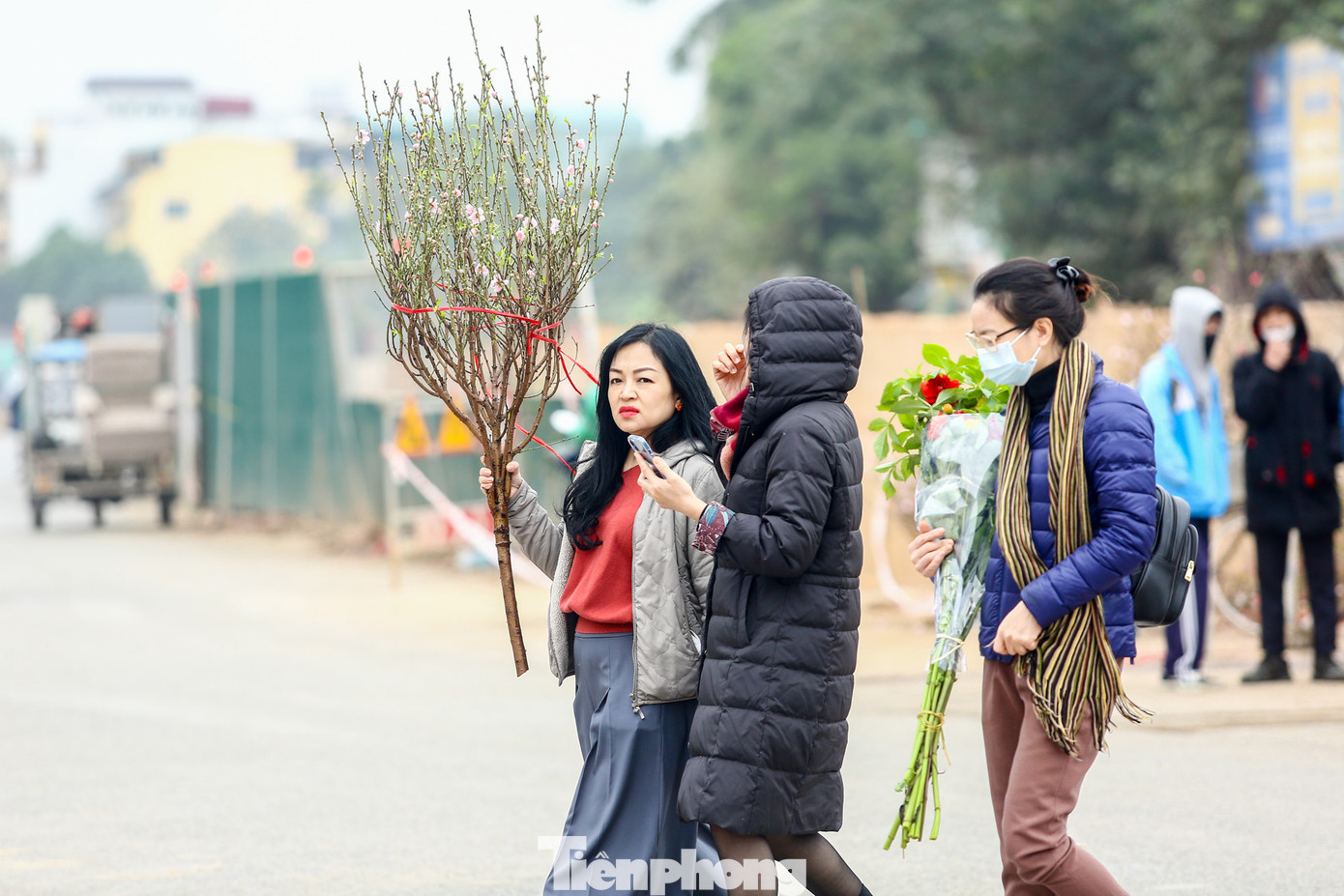 Những cành đào nhỏ và những bó đào dăm rất được ưa chuộng vào dịp cúng Rằm tháng Chạp.