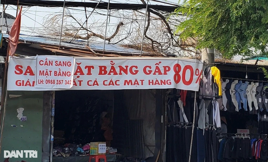 Kinh doanh khó khăn, nhiều tiểu thương xả hàng để trả mặt bằng hoặc tìm người sang nhượng cửa hàng (Ảnh: Xuân Trường). Kinh doanh khó khăn, nhiều tiểu thương xả hàng để trả mặt bằng hoặc tìm người sang nhượng cửa hàng (Ảnh: Xuân Trường).