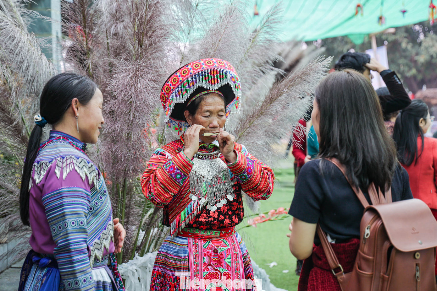 Người dân và du khách còn được tận mắt chứng kiến những bộ trang phục thổ cẩm của các dân tộc khi đến phiên chợ.