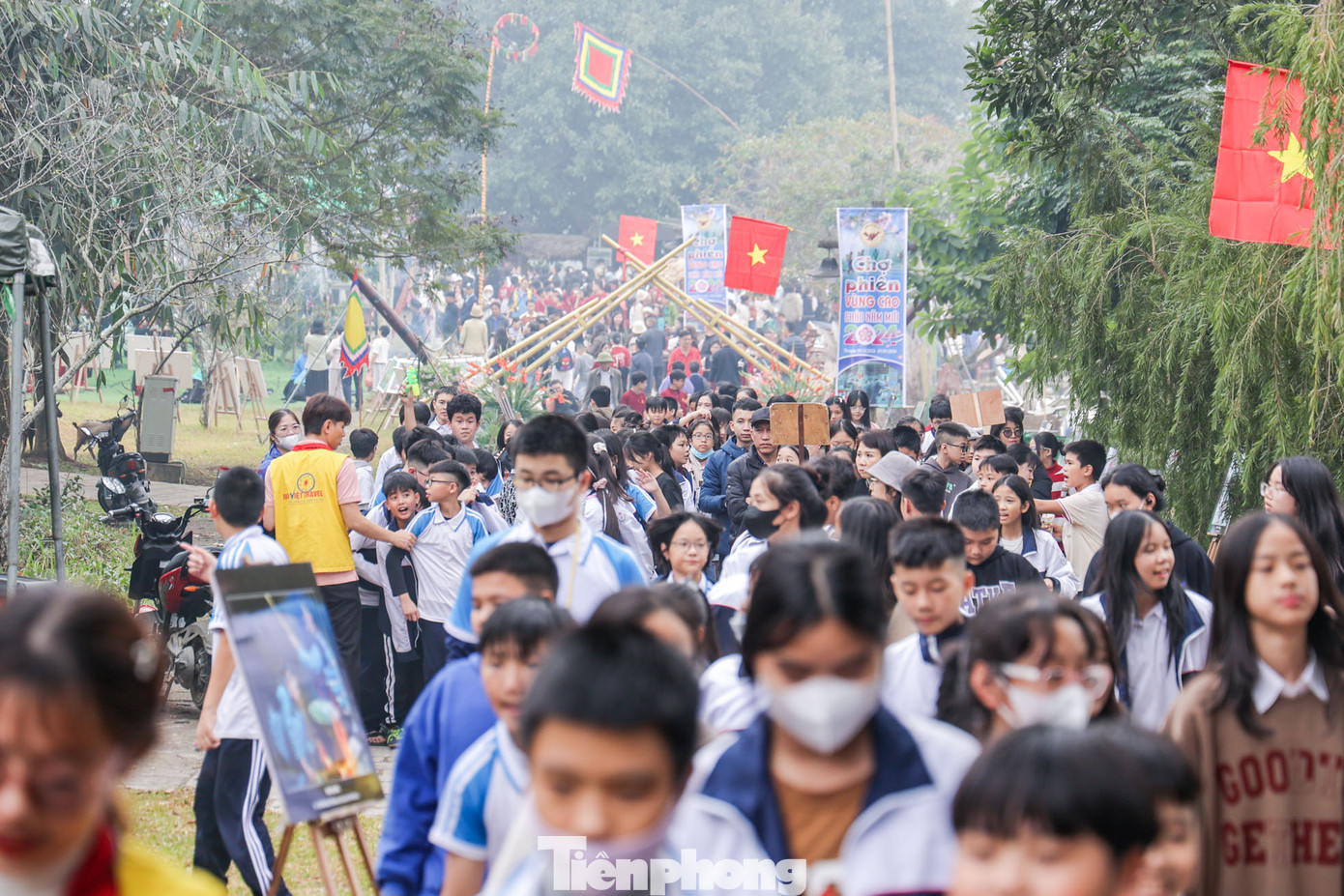 “Chợ phiên - Chào năm mới 2024” với 50 gian hàng giới thiệu các sản phẩm nông sản đặc trưng vùng miền, các món ăn độc đáo của đồng bào các dân tộc vùng cao như: Sơn La, Điện Biên, Hà Giang, Cao Bằng, Thái Nguyên, Hòa Bình...