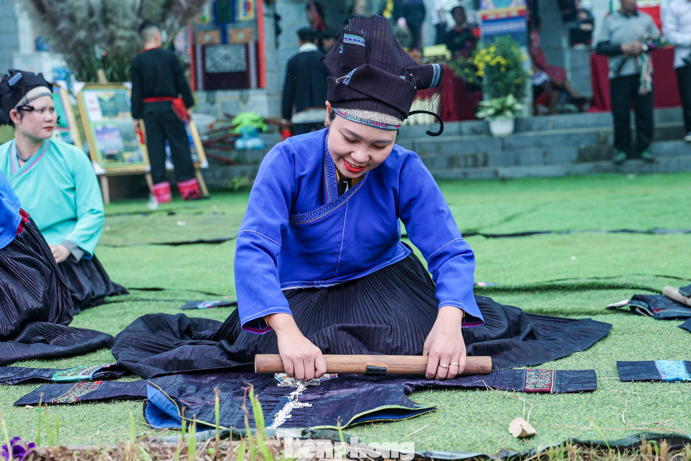 Các nghệ nhân dân tộc trình diễn nghệ thuật chà bóng vải đen.