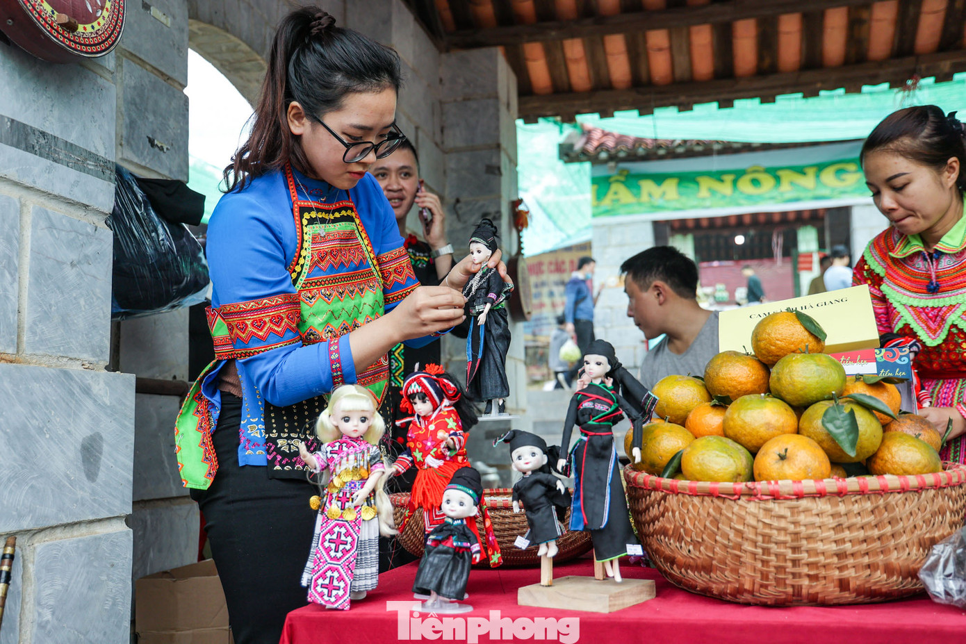 Những sản phẩm búp bê với những trang phục truyền thống độc đáo của các dân tộc.