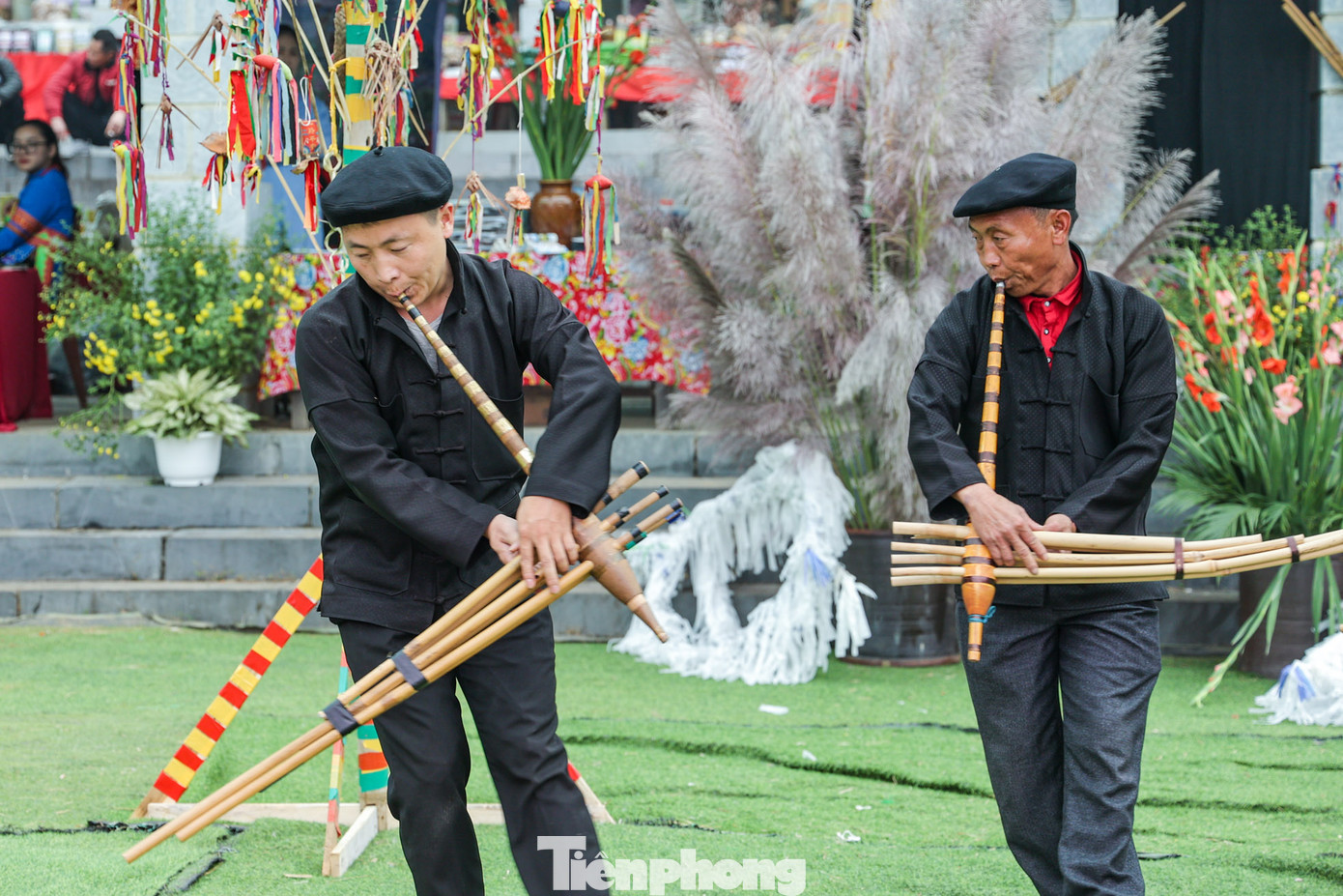 Ngoài ra, các nghệ nhân đồng bào dân tộc còn giới thiệu cấu tạo của chiếc khèn và cách sử dụng khèn đến du khách.