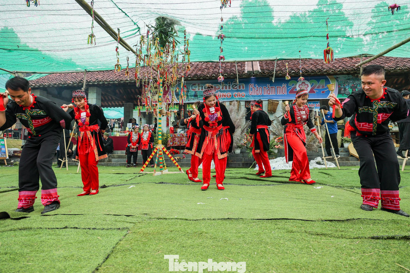 Rất nhiều các tiết mục văn nghệ được trình diễn trong thời gian diễn ra phiên chợ vùng cao.