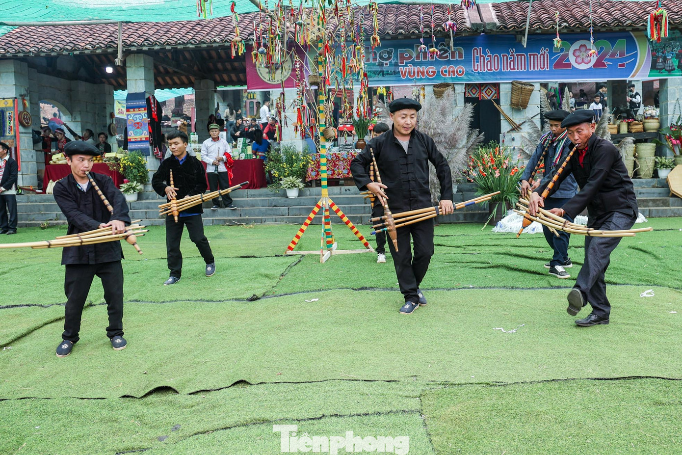 Nghệ thuật trình diễn dân gian múa khèn với các tiết mục khèn đơn, khèn đôi