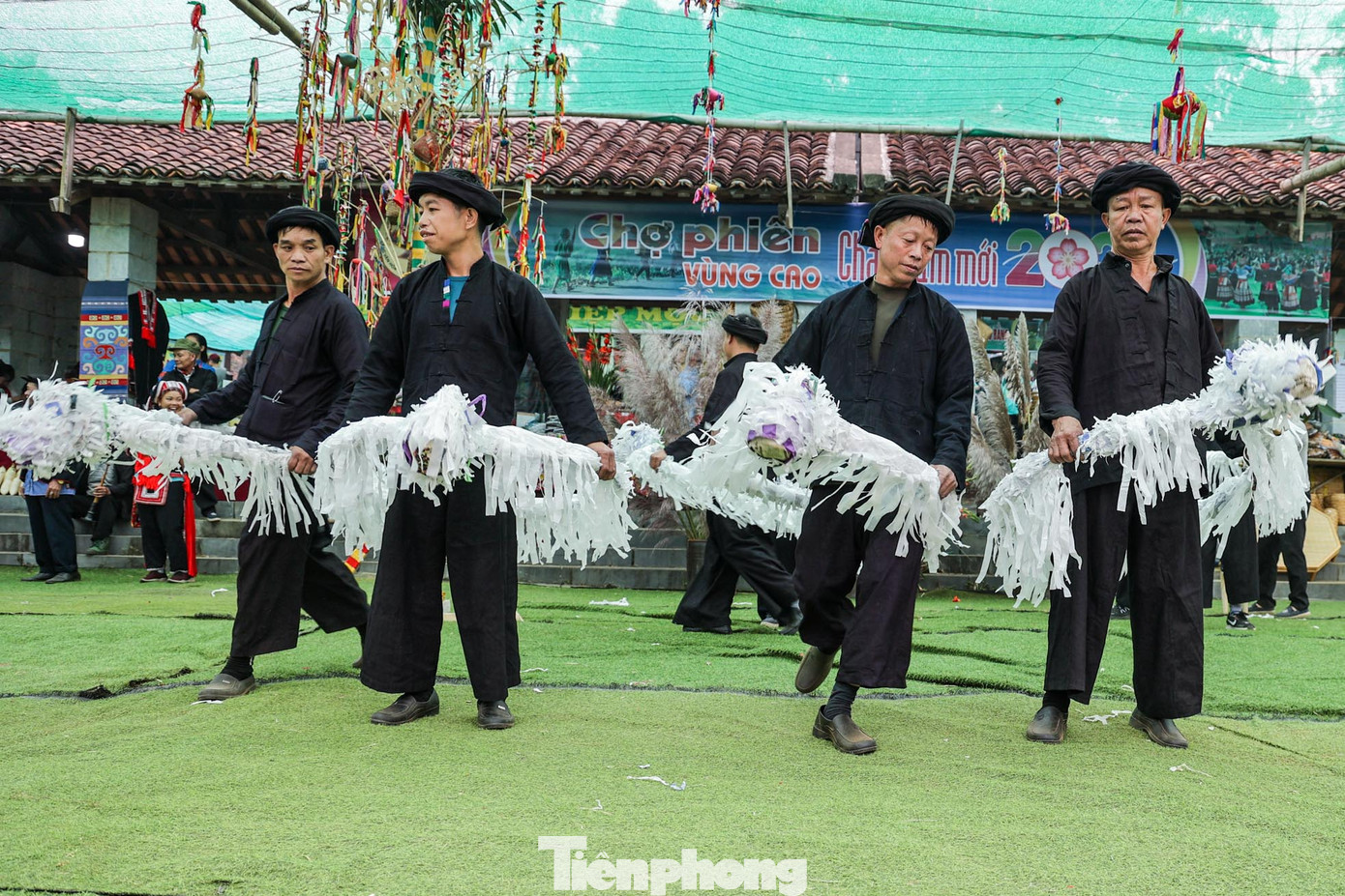 Múa ngựa giấy của đồng bào đến từ huyện Xín Mần, tỉnh Hà Giang.