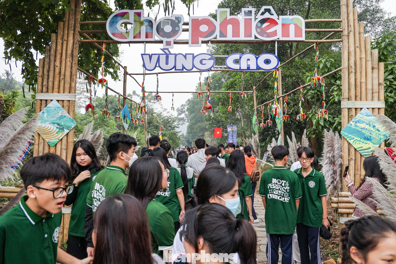 Ghi nhận của PV, trong dịp nghỉ tết Dương lịch 2024, hàng ngàn người dân và du khách đã đến “Chợ phiên - Chào Năm mới 2024” diễn ra tạiLàng Văn hóa - Du lịch các dân tộc Việt Nam (Đồng Mô, Sơn Tây, Hà Nội) để trải nghiệm, tìm hiểu văn hóa, thưởng thức món ăn của các dân tộc vùng cao.