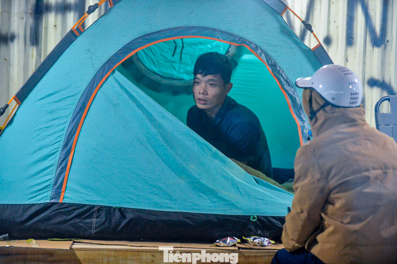 Những chiếc lều bạt dựng tạm để tránh cái rét 8 độ C ở Hà Nội.