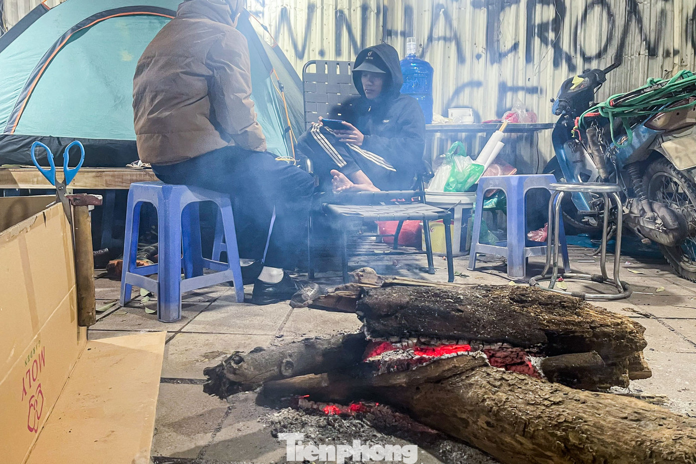 "Năm nay thu nhập kém hơn mọi năm nên tôi cố gắng làm đến Tết, thậm chí là qua Tết để có thể kiếm được tiền mang về cho gia đình", anh Công nói thêm.