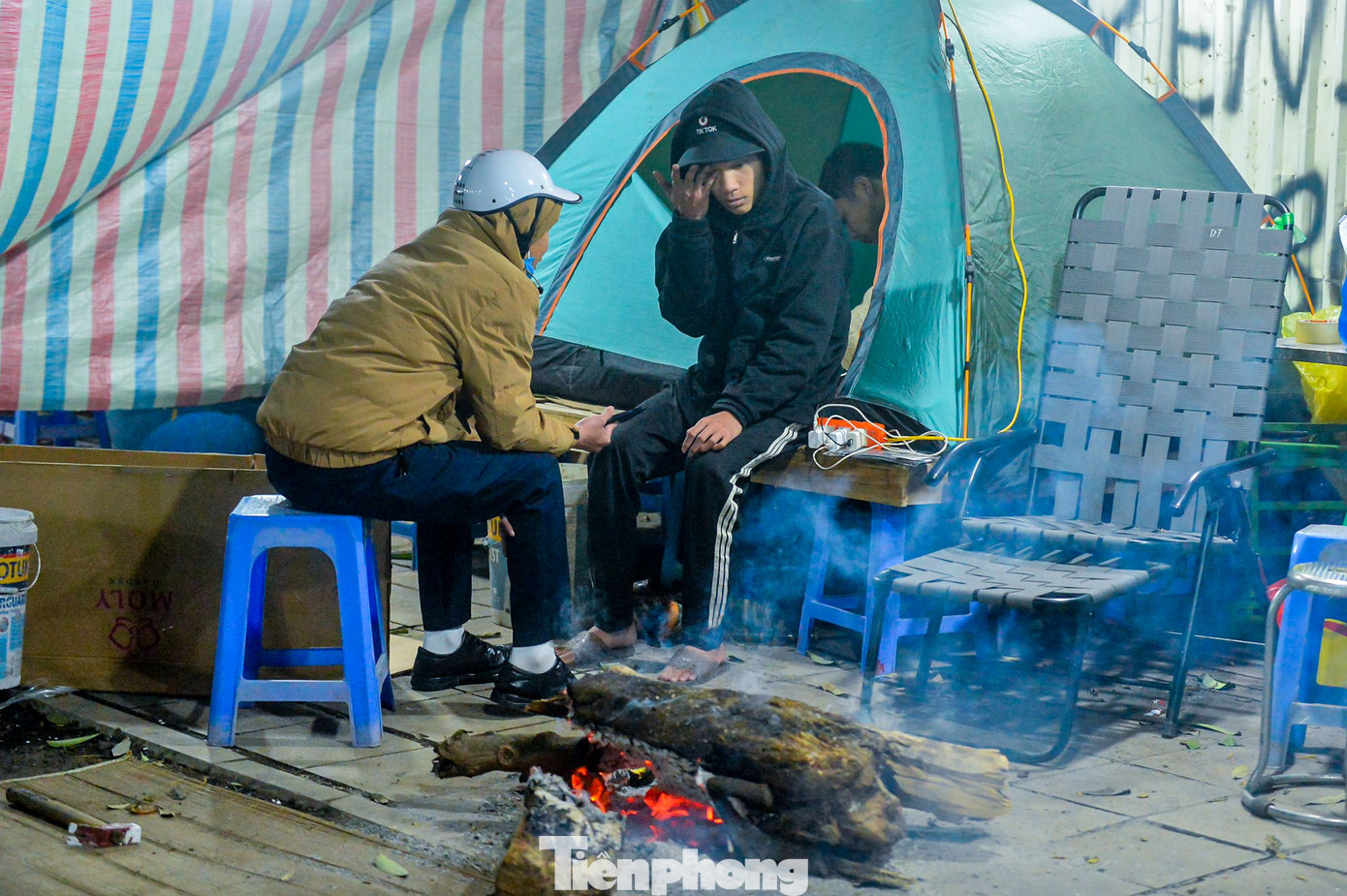 Anh Công (26 tuổi, Thanh Sơn, Phú Thọ) cho biết bắt đầu công việc canh đào, quất từ 10 ngày trước. "Thường ngày tôi làm công việc sửa chữa, cuối năm ít việc nên tôi đi canh đào, quất cho anh chị họ. Ngày tôi ngủ còn đêm thức, những ngày trước thời tiết còn dễ chịu chứ những ngày gần đây đêm lạnh lắm. Tôi toàn phải đốt củi lửa đến sáng để có thể giữ ấm qua đêm lạnh", anh Công chia sẻ.