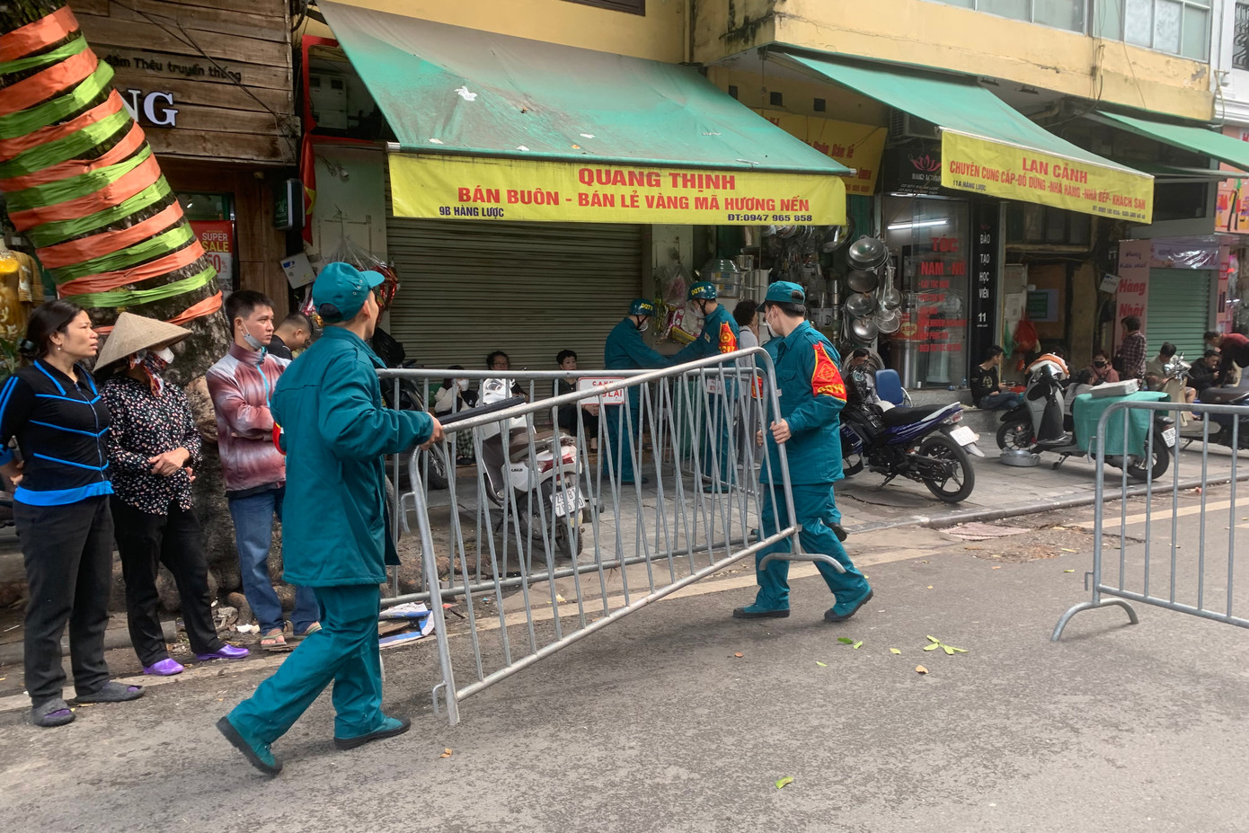 Lực lượng chức năng rào chắn khu phố Hàng Lược, nơi xảy ra vụ cháy.