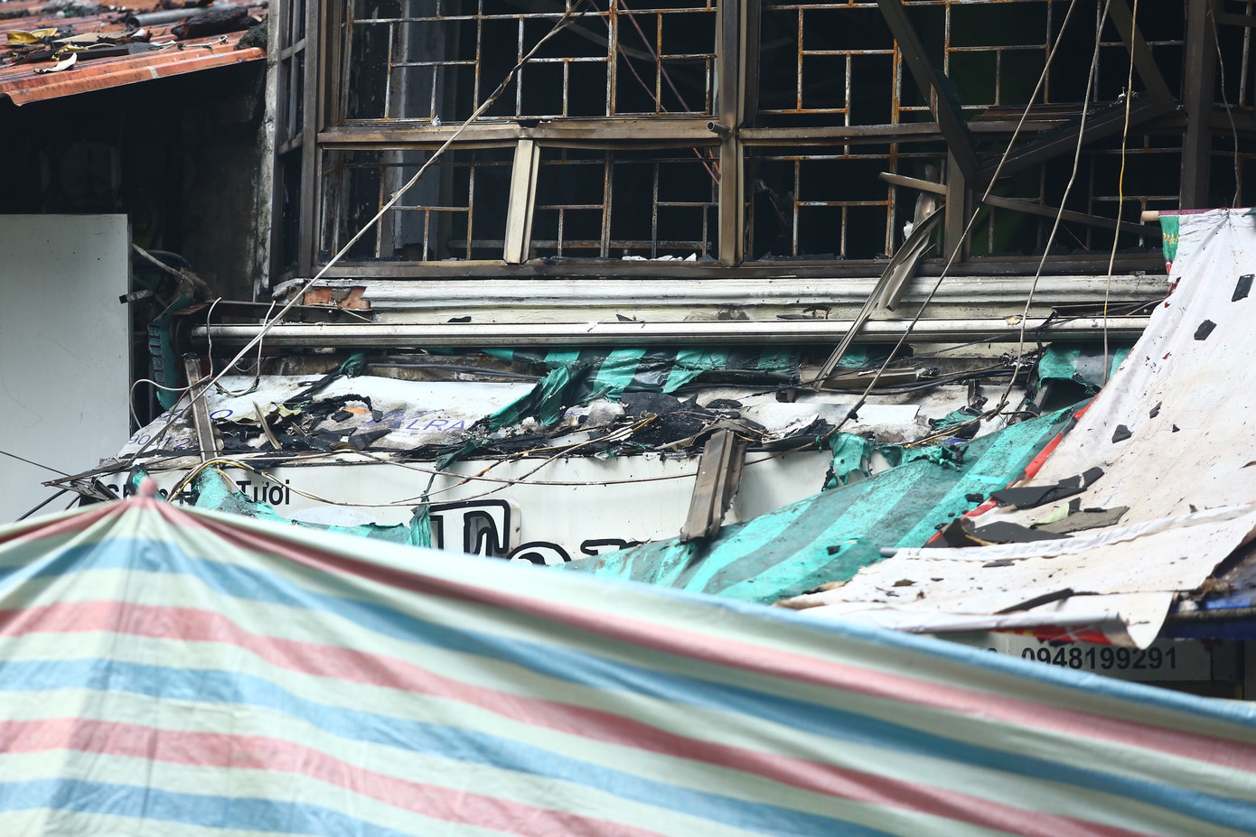 "Rạng sáng nay khi vụ cháy bùng phát, người dân xung quanh bắt đầu hô hoán đồng thời báo cháy khẩn cấp. 7 xe chữa cháy được điều động đến. Lửa cháy lan nhanh từ tầng 2 lên tầng 3. Ngôi nhà gồm 5 người gồm 2 ông bà khoảng 70 tuổi, con gái và hai đứa cháu. Người con gái trèo được ra ngoài thoát được còn 2 ông bà và hai đứa cháu sau đó được lực lượng cứu hộ đưa ra nhưng đã tử vong", người dân trên phố Hàng Lược kể lại.