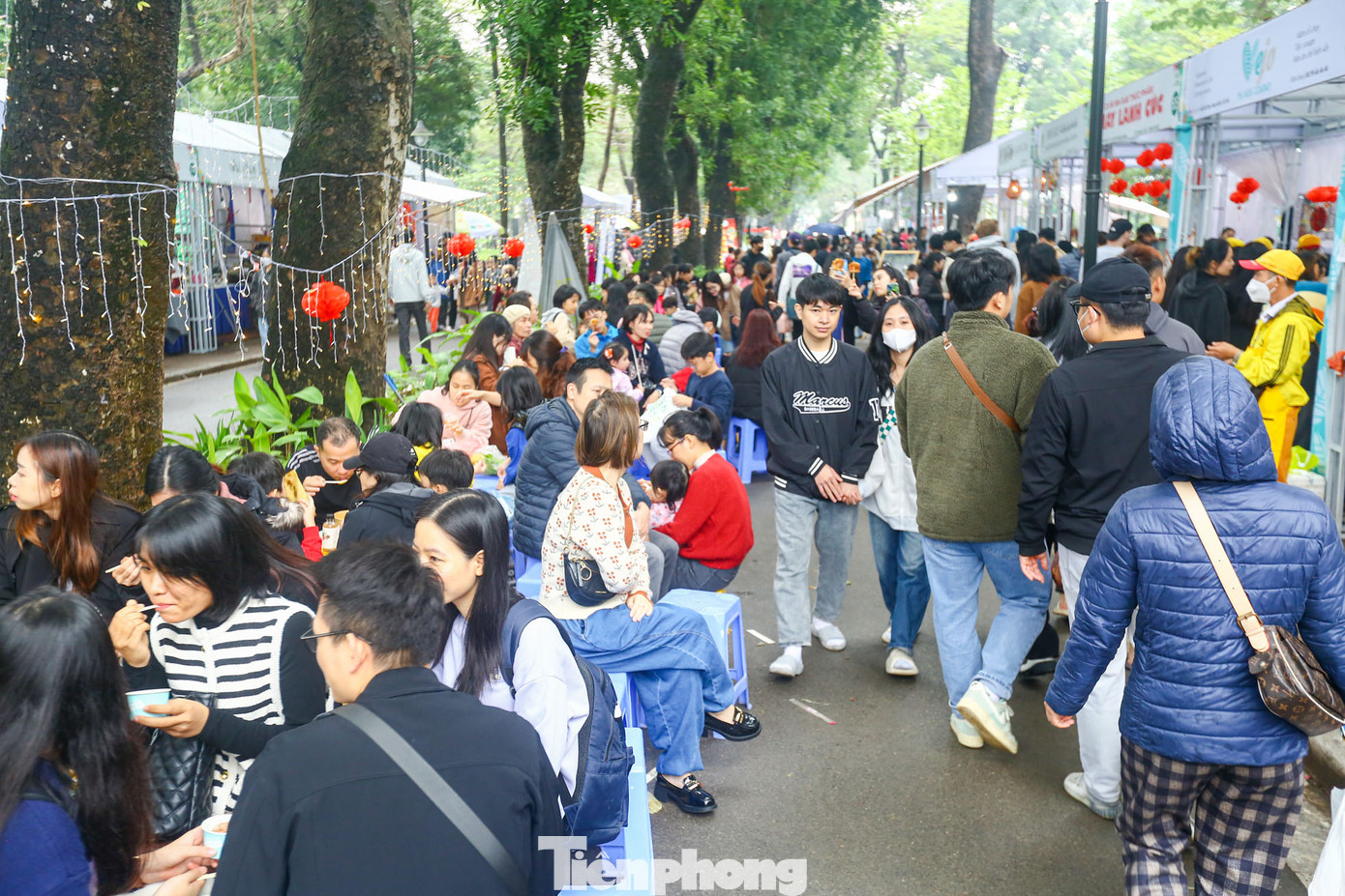 Dọc các con đường trong công viên Thống Nhất, nơi diễn ra lễ hội đều chật kín người tham quan, thưởng thức các món ăn tại chỗ.