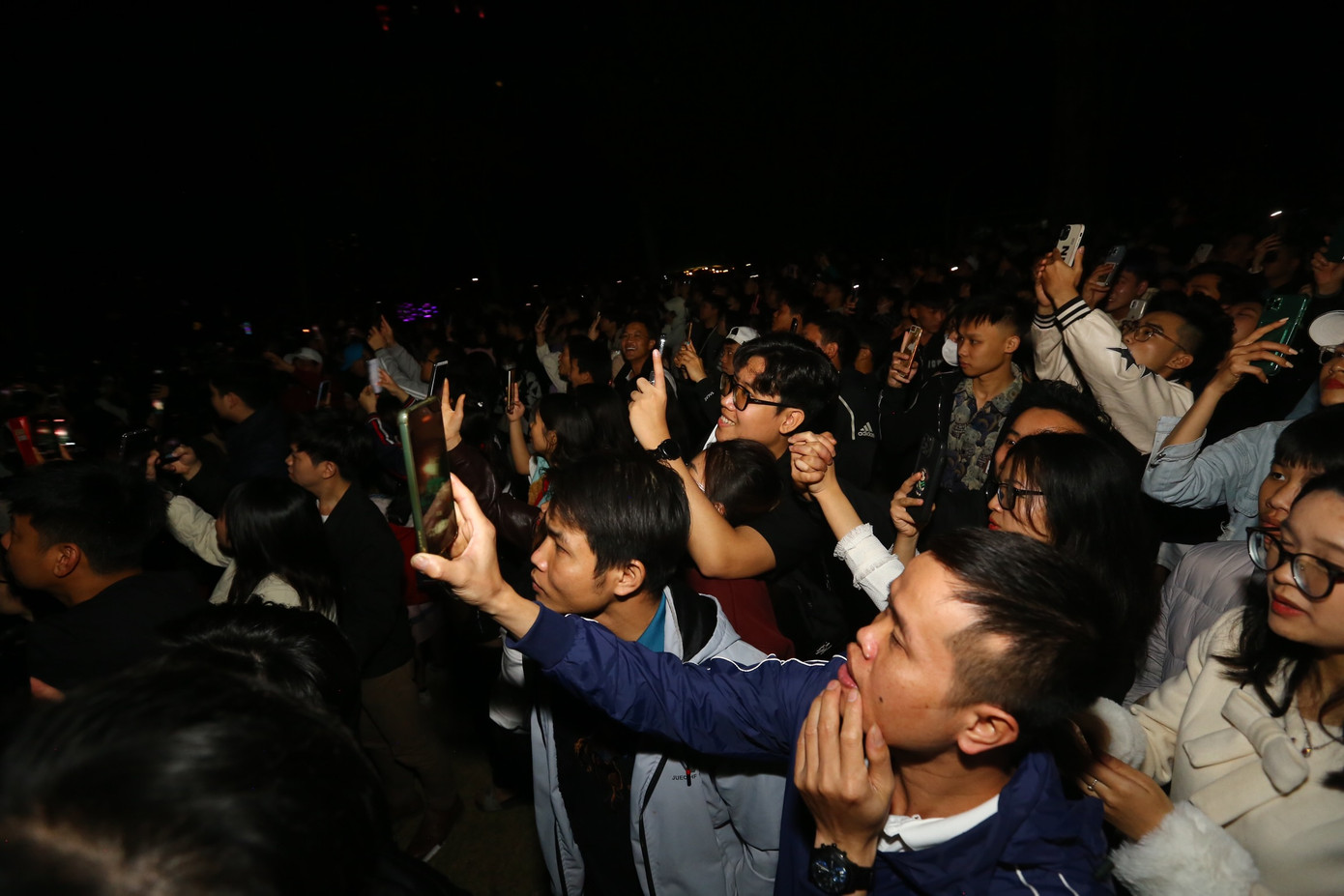 Hàng ngàn người theo dõi màn pháo hoa này.