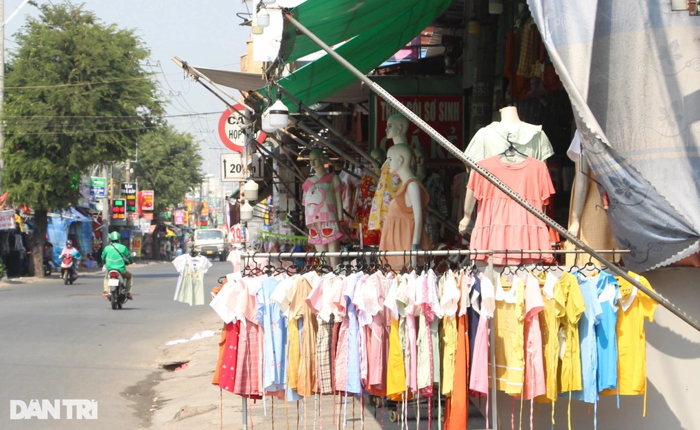 Tỉnh lộ 43 là nơi tập trung các nhà máy, khu trọ của hàng chục nghìn công nhân khu công nghiệp Bình Chiểu, khu chế xuất Linh Trung II và khu công nghiệp Đồng An (Ảnh: Xuân Trường). Tỉnh lộ 43 là nơi tập trung các nhà máy, khu trọ của hàng chục nghìn công nhân khu công nghiệp Bình Chiểu, khu chế xuất Linh Trung II và khu công nghiệp Đồng An (Ảnh: Xuân Trường).