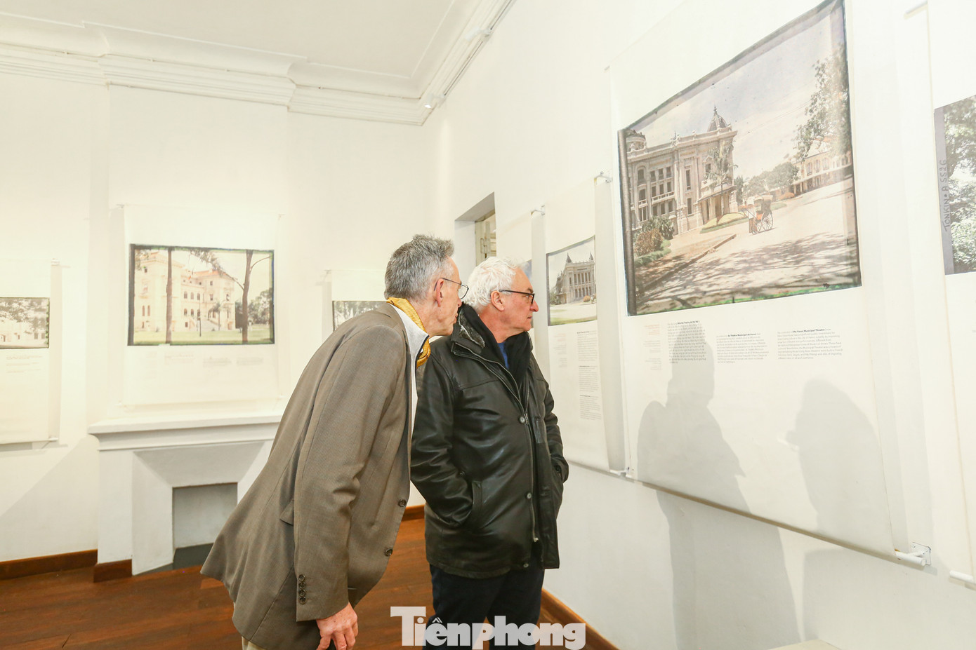 Người dân và du khách đến tham quan trưng bày trong ngày đầu tiên mở cửa.