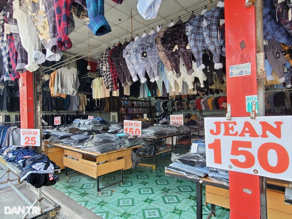 Đa số các mặt hàng ở chợ công nhân đều bình dân, ưu thế là giá rẻ, chỉ 50.000-150.000 đồng/món đồ mà vẫn không bán được (Ảnh: Xuân Trường). Đa số các mặt hàng ở chợ công nhân đều bình dân, ưu thế là giá rẻ, chỉ 50.000-150.000 đồng/món đồ mà vẫn không bán được (Ảnh: Xuân Trường).