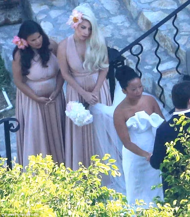 Lady Gaga dịu dàng làm phù dâu trong đám cưới của bạn thân