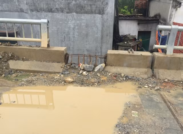 Bê tông lót xốp ở cầu vượt sông ở Hà Nội ảnh 6