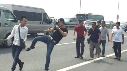 Khiển trách cảnh sát “gạt tay trúng má phóng viên” ảnh 1