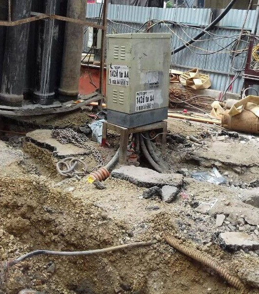 Lái máy xúc trúng đường điện ngầm, hàng trăm hộ dân bị ngắt điện ảnh 2