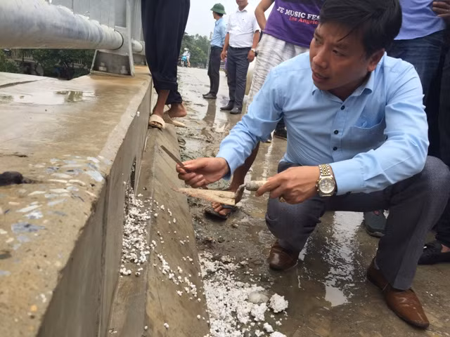 Bê tông lót xốp ở cầu vượt sông ở Hà Nội ảnh 3