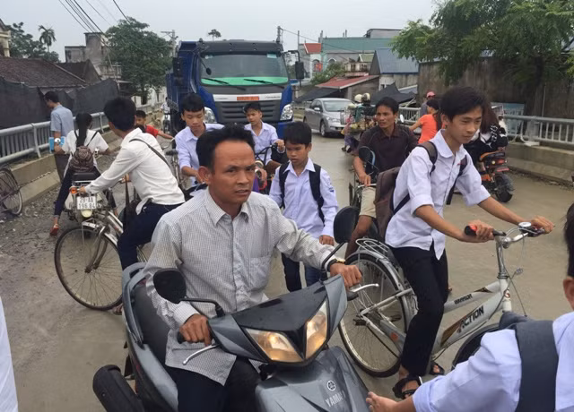 Bê tông lót xốp ở cầu vượt sông ở Hà Nội ảnh 8