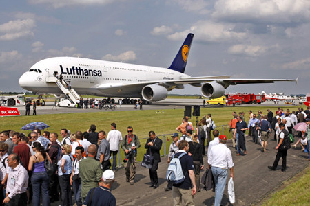 Airbus A380-800 trên đường băng