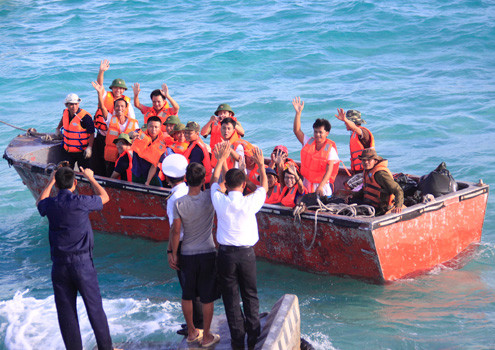 Những cánh tay vẫy cùng những lời hỏi thăm gia đình của những người lính hết nhiệm vụ trên đảo trở về đất liền