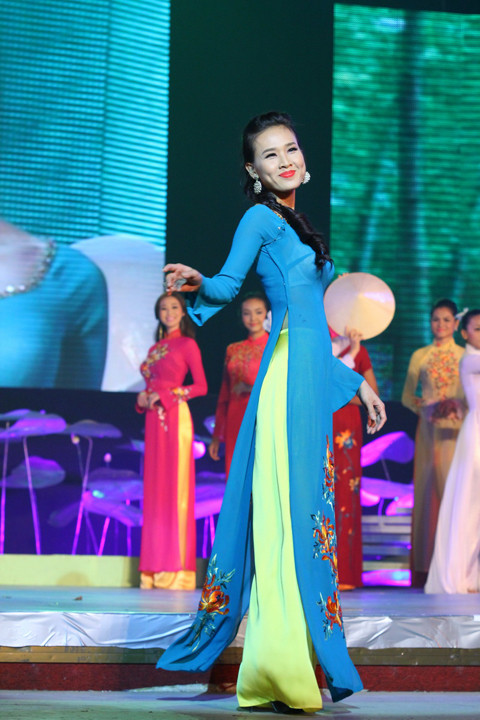 Người đẹp Dương Mỹ Linh duyên dáng với áo dài