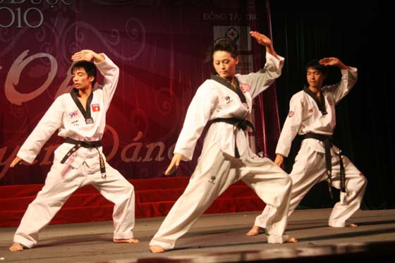 Mạnh mẽ với các động tác võ thuật