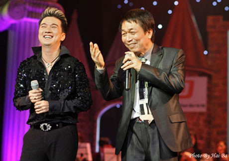 Đàm Vĩnh Hưng trong một chương trình của Phú Quang. Đàm Vĩnh Hưng trong một chương trình của Phú Quang